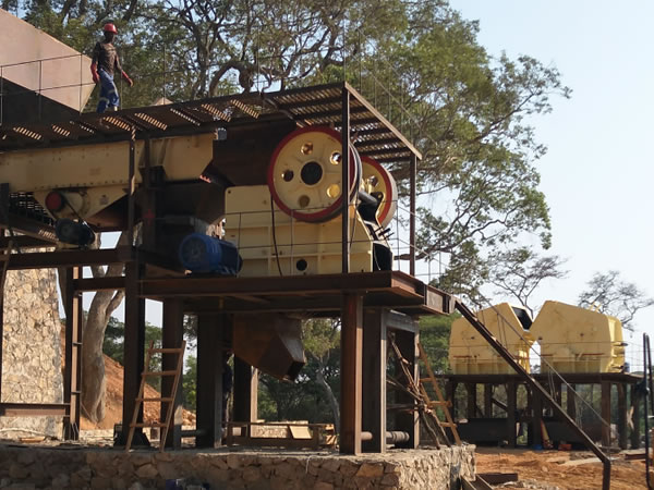 配置一臺顎式破碎機(jī)、兩臺反擊式破碎機(jī)