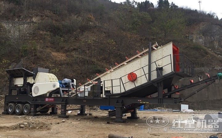 移动锤式破碎机工作现场，处理建筑垃圾效果显著